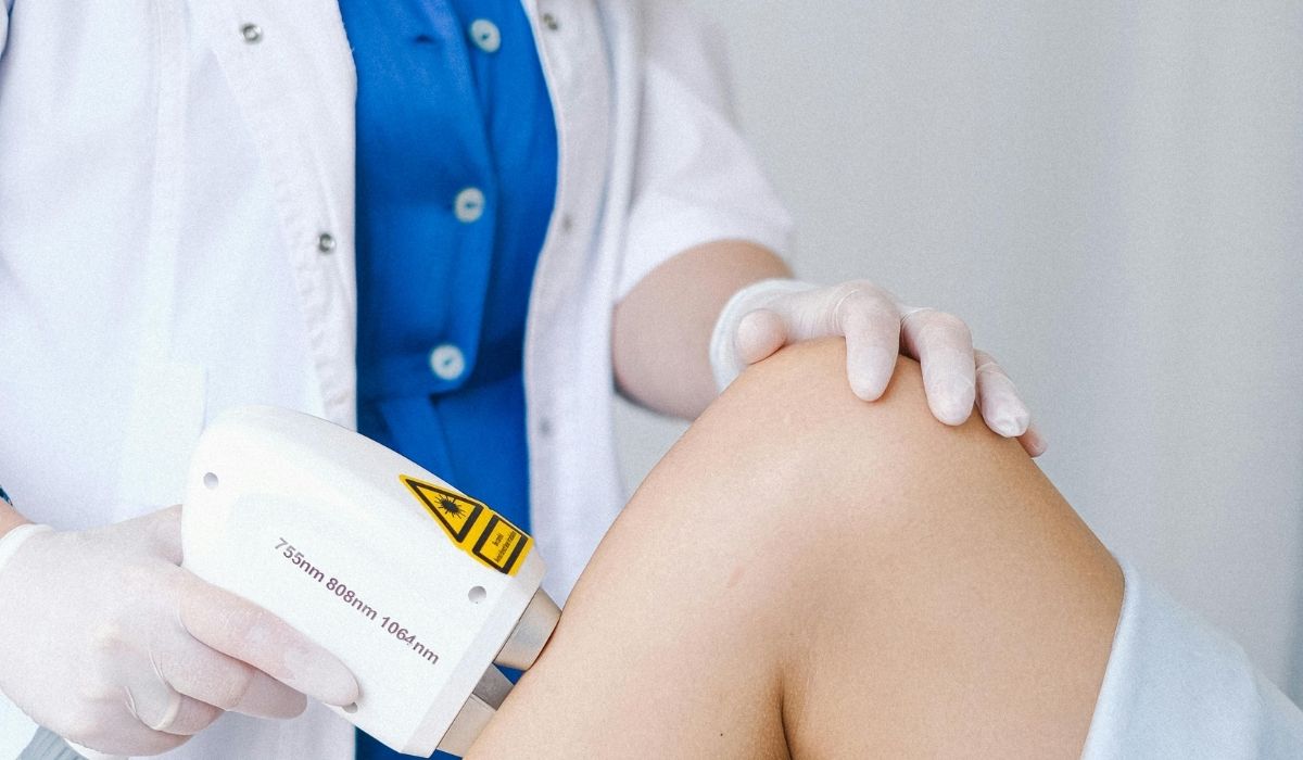 فوائد إزالة الشعر بالليزر مقارنة بالطرق التقليدية