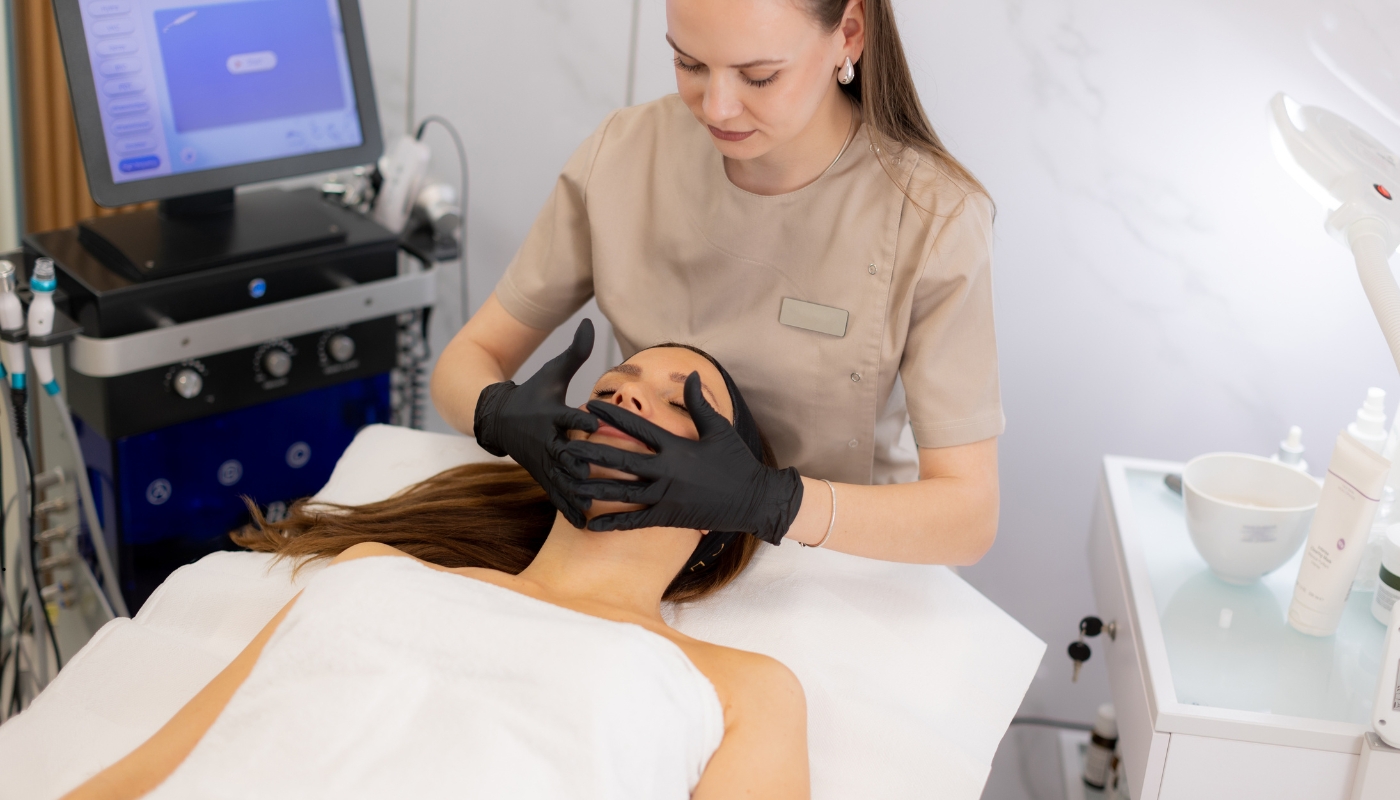 المقدّمة: أهمية اختيار العيادة التجميلية المناسبة | عيادات شيفون سيدة تستشير طبيبة جلدية في عيادة تجميل حديثة، تمثل أهمية اختيار العيادة الموثوقة للخدمات التجميلية