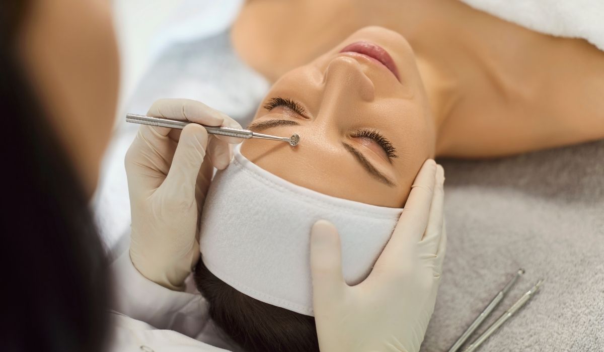 جلسات تنظيف البشرة في شفون كلينيكس: أكثر من مجرد تنظيف