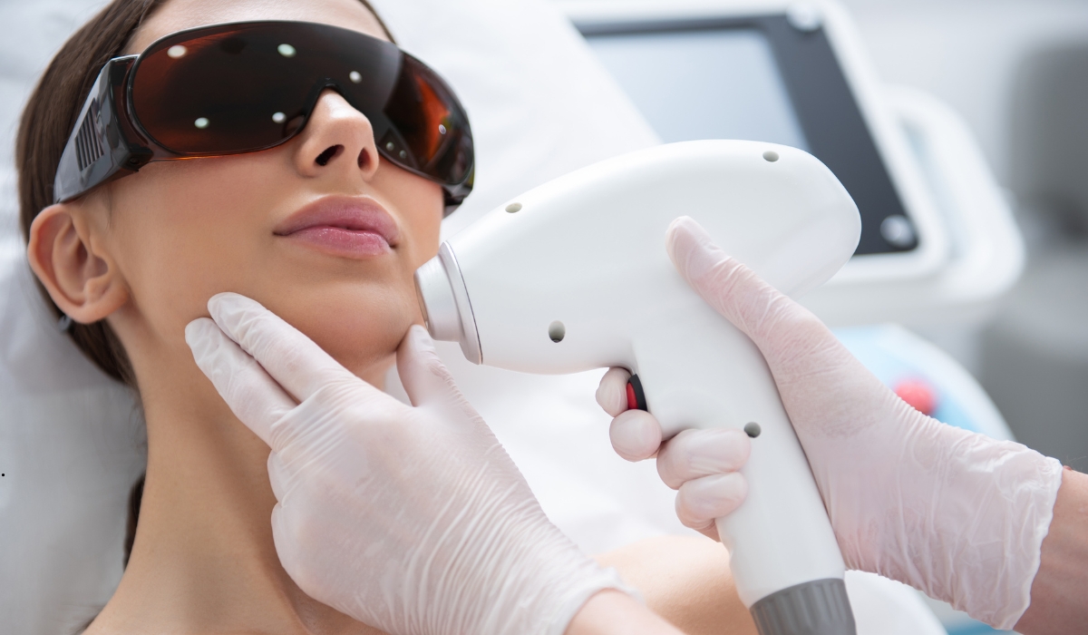 واجهة عيادات شيفون التجميلية والليزر حيث تقدم خدمات شاملة للعناية بالبشرة والجمال