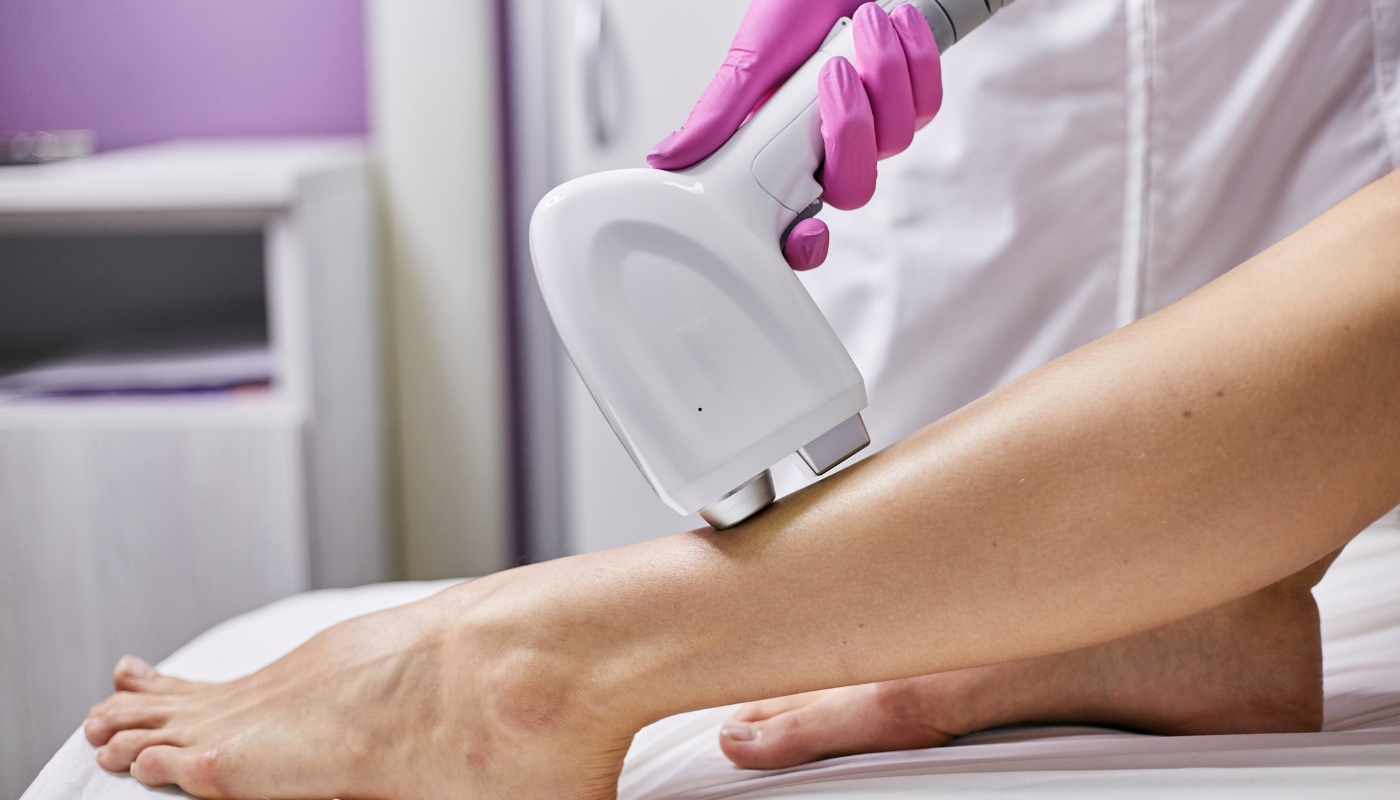 صورة لجلسة إزالة شعر بالليزر في عيادة تجميل متخصصة في وسط البلد باستخدام أحدث الأجهزة الطبية.