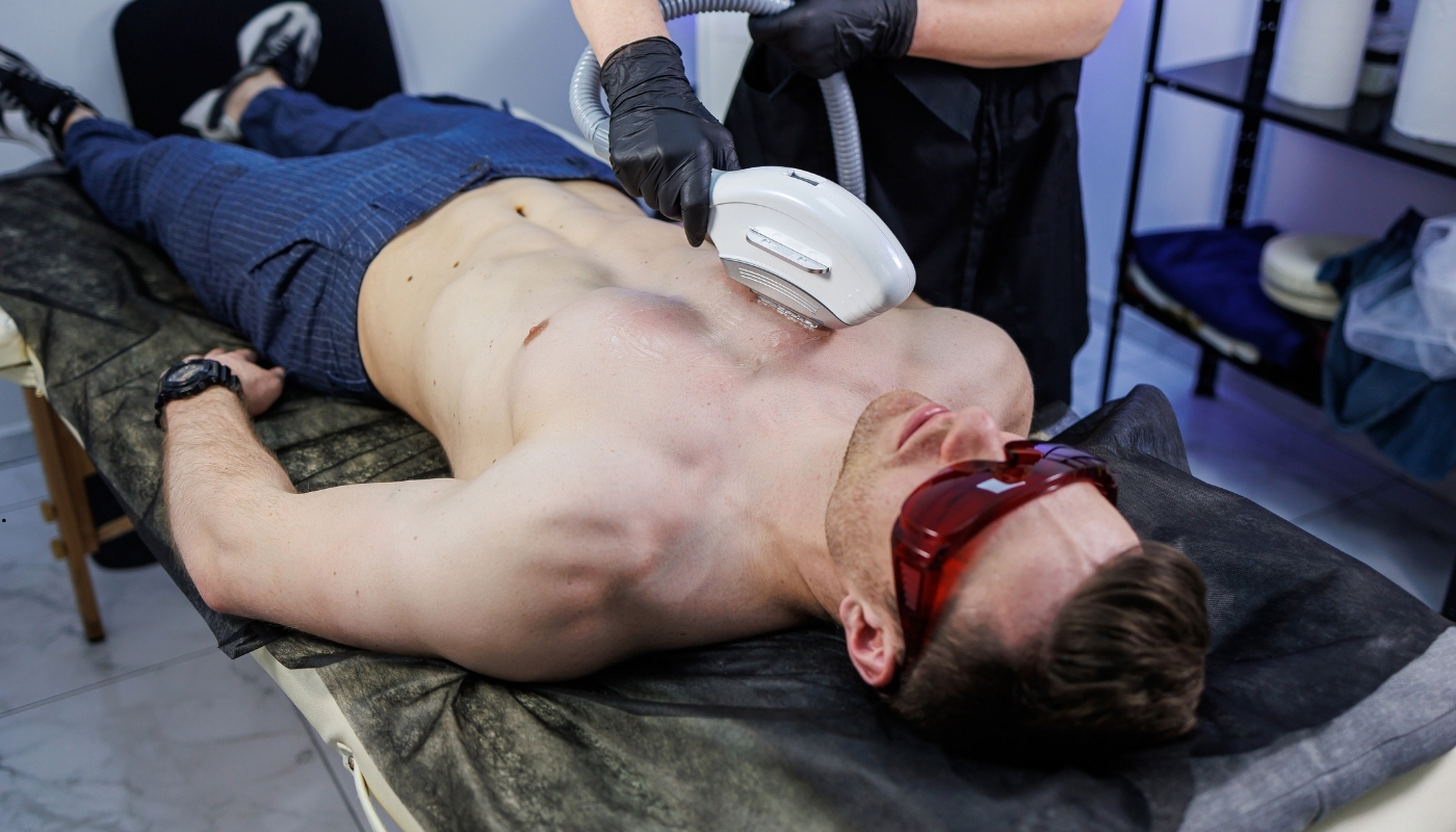 أهمية ليزر الصدر للرجال في تحسين المظهر والثقة – عيادات شيفون القاهرة رجل يخضع لجلسة ليزر لإزالة شعر الصدر في عيادات شيفون بالقاهرة باستخدام أحدث أجهزة الليزر