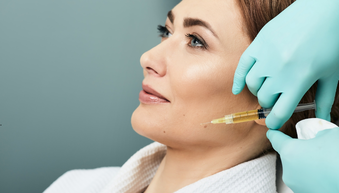 صورة توضّح تقنية البلازماج لشد الجلد وتجديد البشرة دون جراحة في عيادات شيفون بالمهندسين