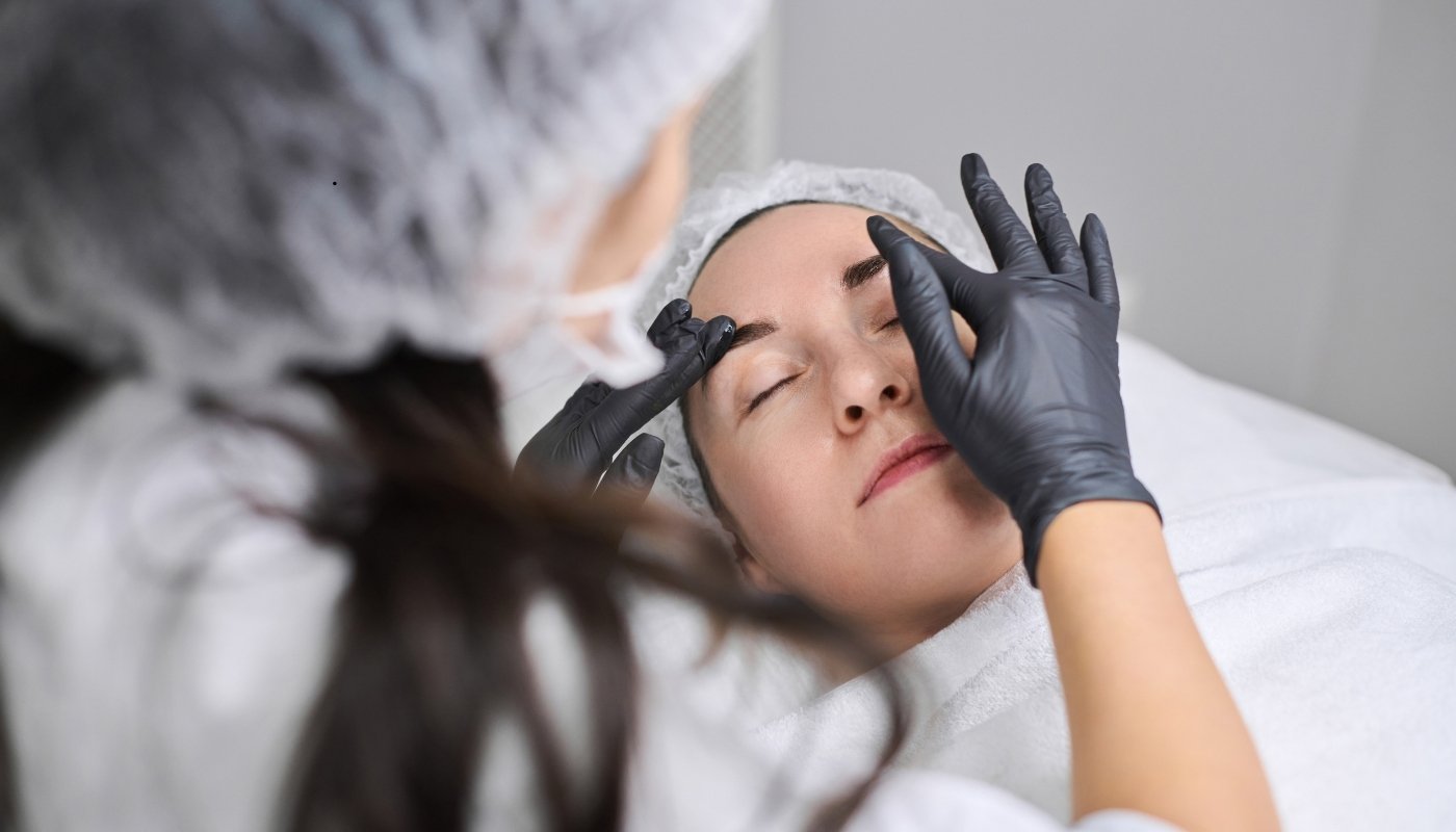 طبيب يوضح تقنية الخيوط التجميلية لتجديد البشرة وشد الوجه