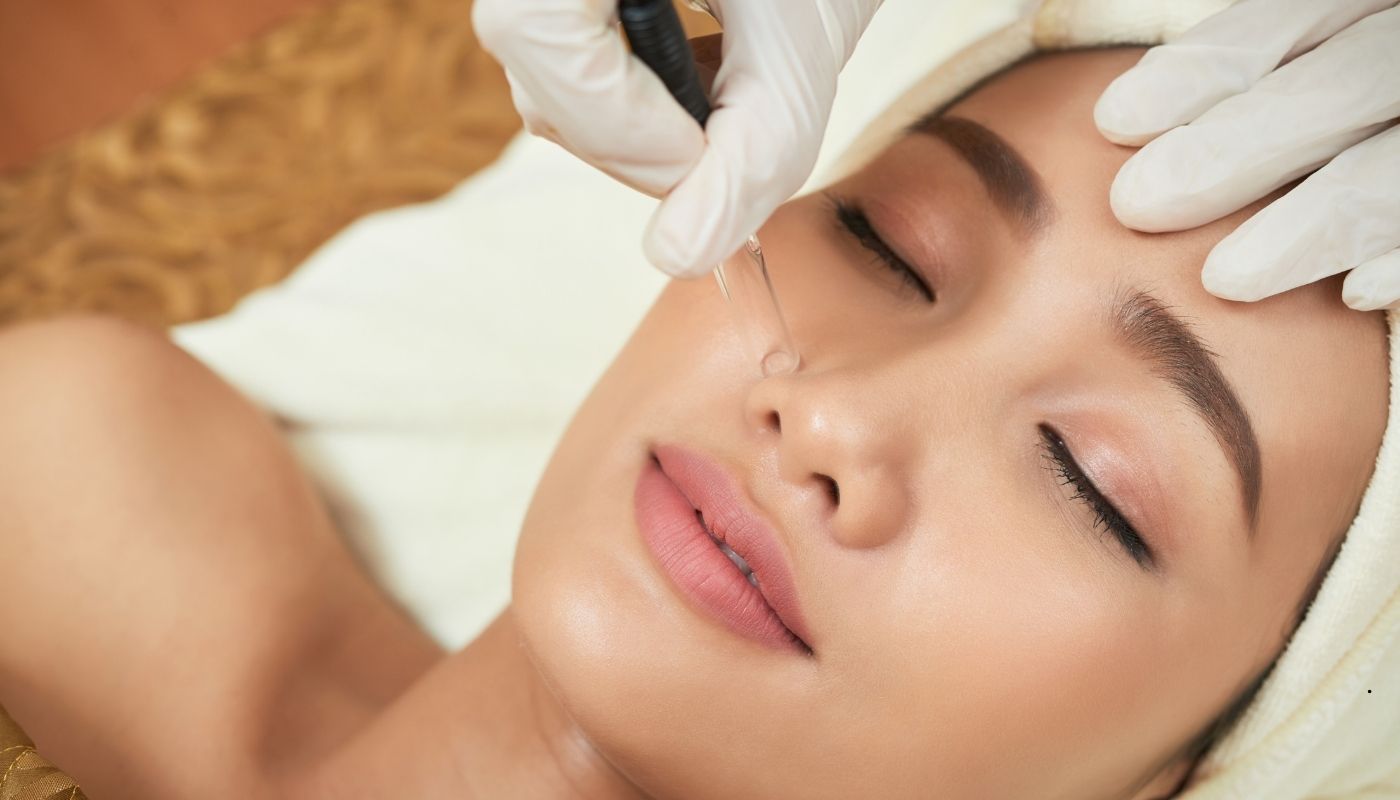 خبيرة جلدية تستخدم جهاز الليزر البِيكُو ثانية لعلاج تصبغات الوجه.